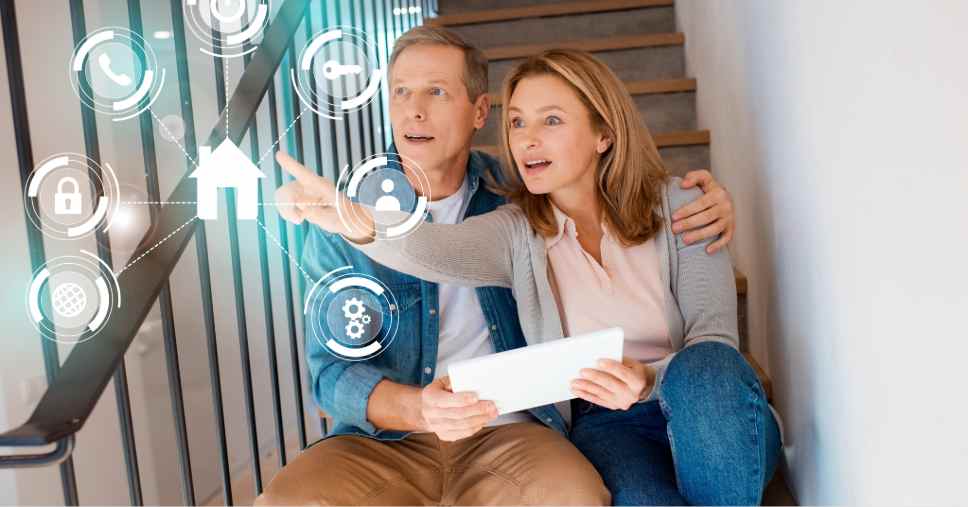 Casal verificando automação residencial